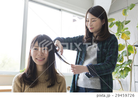 ヘアカット　若い女性 29459726