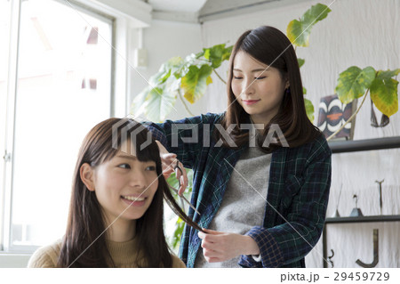 ヘアカット　若い女性 29459729