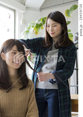 ヘアカット　若い女性 29459730