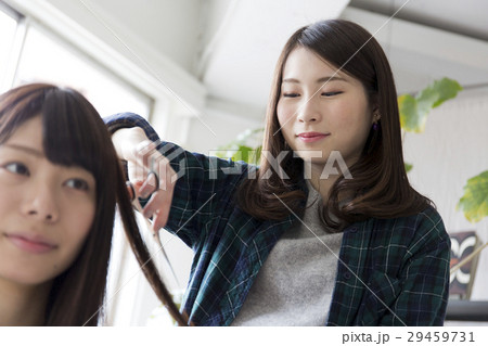 ヘアカット　若い女性 29459731