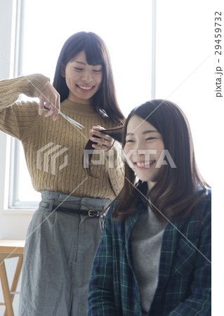 ヘアカット　若い女性 29459732