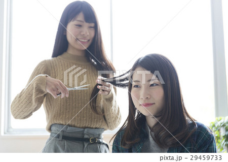 ヘアカット　若い女性 29459733