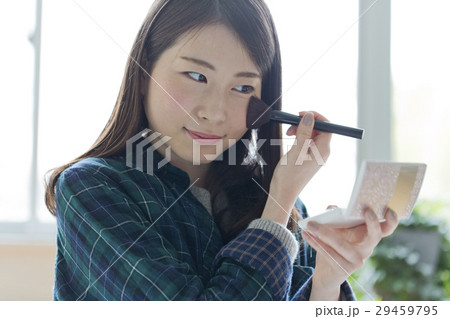 メイクをする女性 メイクをする女性 29459795
