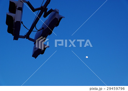 夕刻の信号機　月の出の空 29459796
