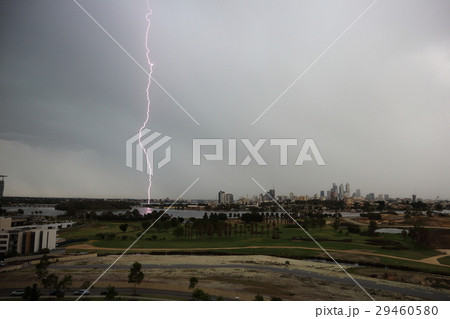 西オーストラリア州パース　カミナリが地面を直撃 29460580