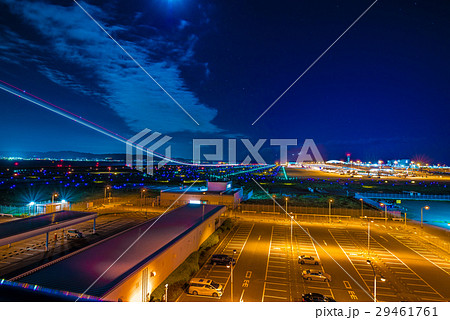 関西国際空港での飛行機離陸の瞬間 光の軌跡と夜景の写真素材