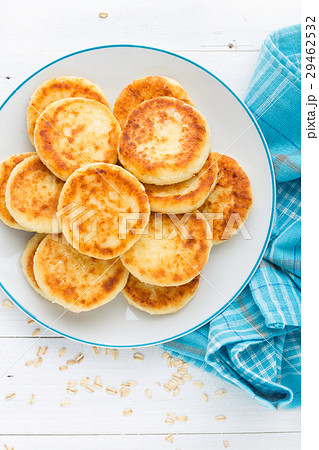 Cottage cheese pancakes with oats, syrniki 29462532