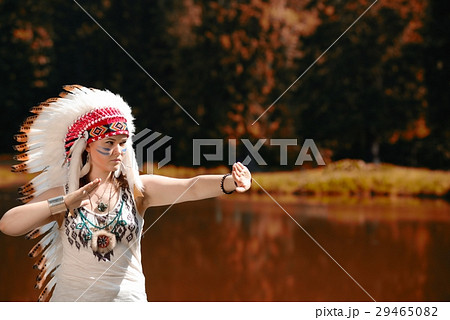 Young woman in war bonnet headdress of American Indian Young woman in war bonnet headdress of American Indian 29465082