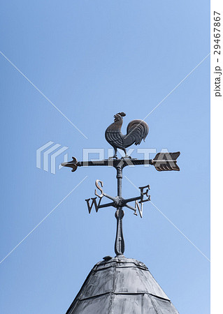 快晴の日、屋根の上の風見鶏 29467867