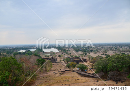 ラオスの世界遺産 ワット・プーの絶景 高台から見た遺跡公園 神殿や参道や池 ラオスの世界遺産 ワット・プーの絶景 高台から見た遺跡公園 神殿や参道や池 29471456
