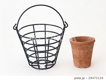 バスケットとテラコッタポット 29473134