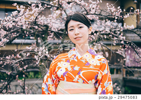 着物の女性と梅の花 着物の女性と梅の花 29475083