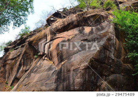 ラオスの世界遺産 ワット・プー カオ山にある巨石 ラオスの世界遺産 ワット・プー カオ山にある巨石 29475489