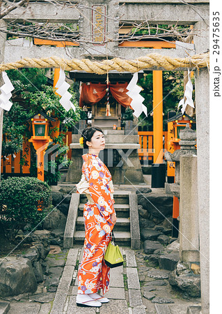 辰巳大明神と着物の女性 辰巳大明神と着物の女性 29475635