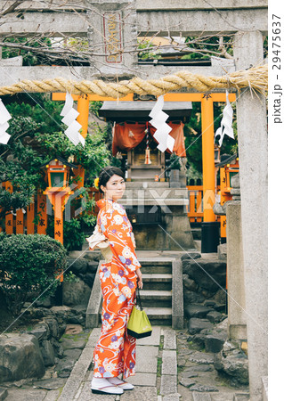 辰巳大明神と着物の女性 29475637