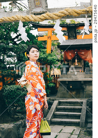 辰巳大明神と着物の女性 29475640