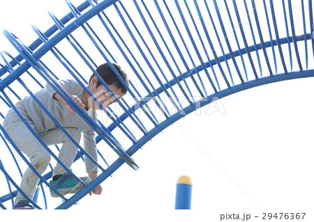 遊具で遊ぶ子供 29476367