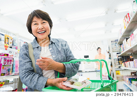 シニアの女性（コンビニ） 29476415