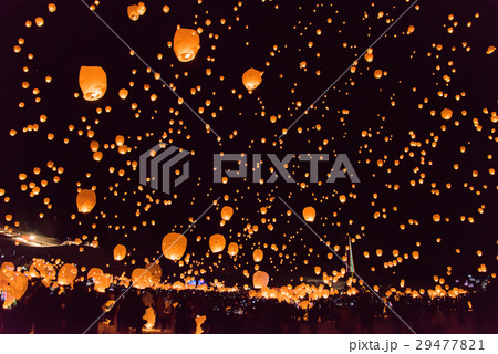 新潟 津南雪まつり 舞い上がるスカイランタンの写真素材 新潟 津南雪まつり 舞い上がるスカイランタンの写真素材