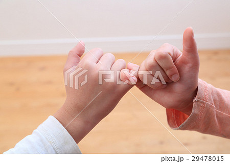 指切りする子供の手の写真素材