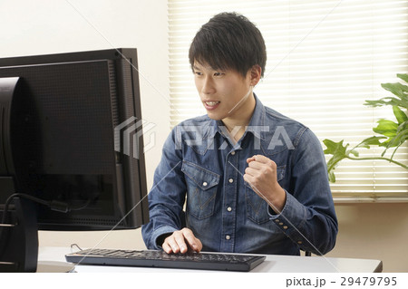 ガッツポーズの若者(黒PC) ガッツポーズの若者(黒PC) 29479795