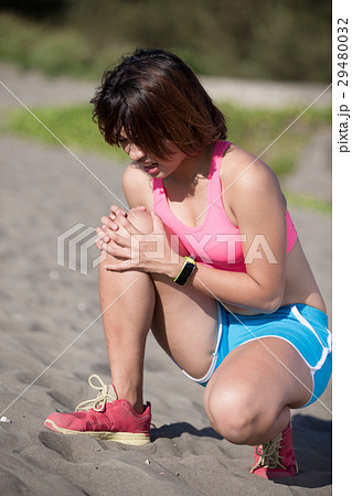 sport woman knee injury 29480032