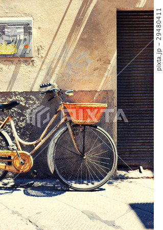 Old bicycle with a basket against the wall 29480411