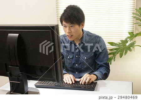 パソコンと若者（黒PC) 29480469