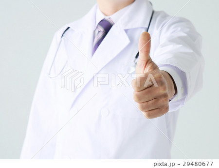 OKサインをする医師 29480677