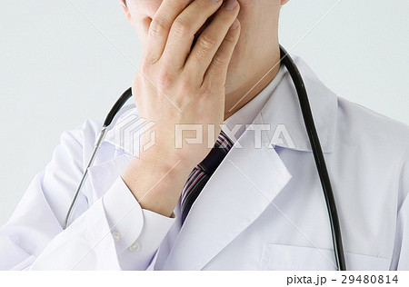 口を隠す男性医師 口を隠す男性医師 29480814