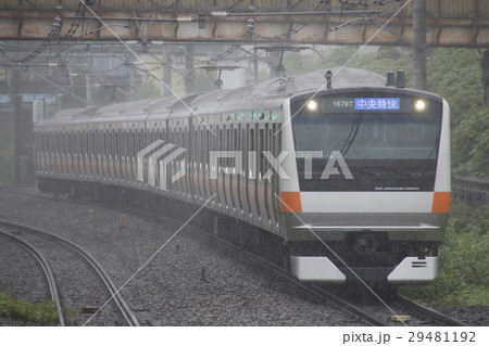 ゲリラ豪雨の中を行く中央快速線E233系電車（中央特快） 29481192