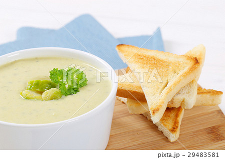 Brussels sprouts soup with toast 29483581