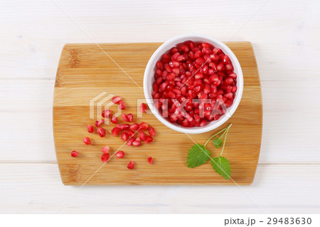 bowl of pomegranate seeds 29483630