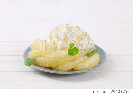 peeled and sliced pomelo 29483756