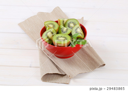 bowl of kiwi halves and quarters 29483865