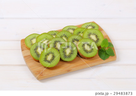 slices of ripe kiwi slices of ripe kiwi 29483873