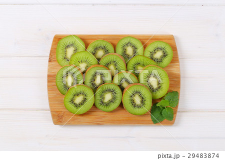 slices of ripe kiwi 29483874