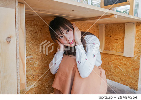 地震が発生し避難をする若い女性 29484564