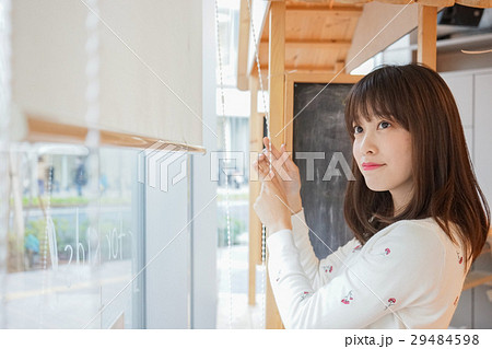 カフェで接客をする若い日本人の女性 29484598