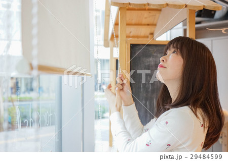 カフェで接客をする若い日本人の女性 29484599