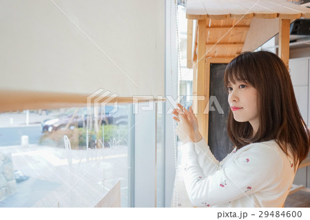 カフェで接客をする若い日本人の女性 29484600