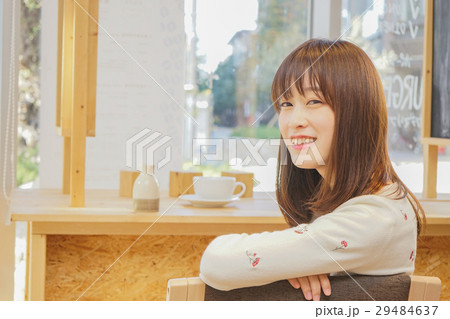 カフェでリラックスする若い女性 29484637