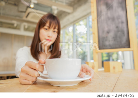 コーヒーと女性 29484755