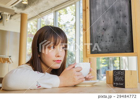 コーヒーと女性 29484772