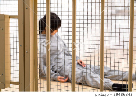 女性 刑務所 留置所 犯罪 逮捕 保留 監獄 牢屋 拘束の写真素材