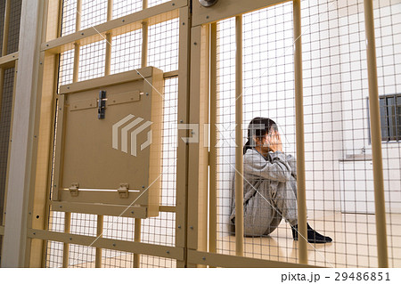 女性 刑務所 留置所 犯罪 逮捕 保留 監獄 牢屋 拘束の写真素材