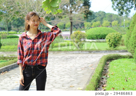 若い女性 公園 ベトナム 若い女性 公園 ベトナム 29486863