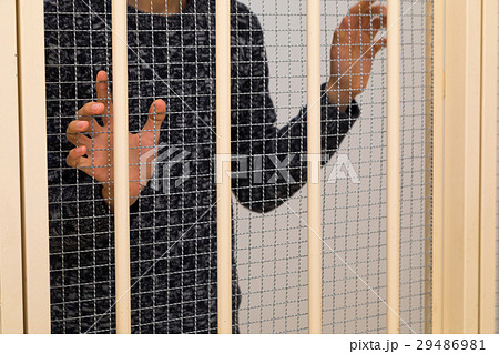 刑務所 留置所 犯罪 逮捕 保留 監獄 牢屋 拘束 犯人 牢獄 詐欺 捕まえる 警察 男性 日本人の写真素材