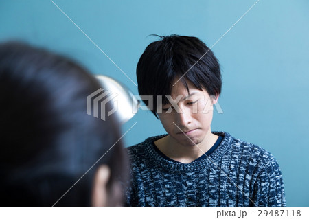 女性警察官 男性容疑者 取り調べ 取調室 女性警察官 男性容疑者 取り調べ 取調室 29487118
