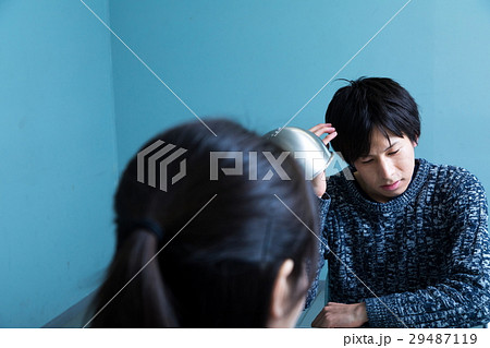 女性警察官 男性容疑者 取り調べ 取調室 女性警察官 男性容疑者 取り調べ 取調室 29487119